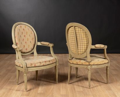 Série de quatre fauteuils et une chaise cabriolet...