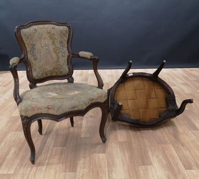 Paire de fauteuils en bois naturel mouluré...