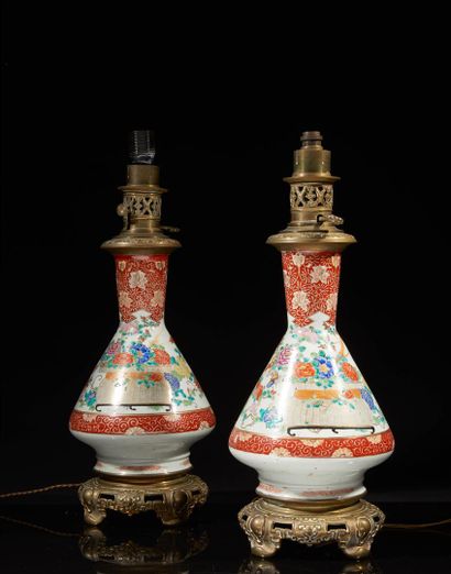 CHINE. Paire de vases tronconiques à col...
