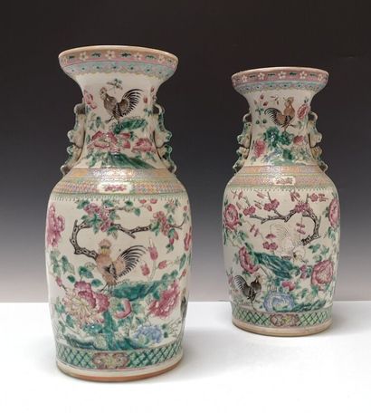 CHINE, Canton - XIXe siècle

Paire de vases...