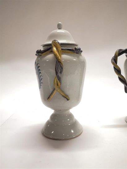MIDI. Paire de vases couverts de forme balustre...