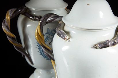MIDI. Paire de vases couverts de forme balustre...