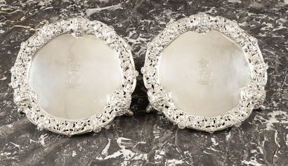 Paire de dessous de bouteilles tripodes,...