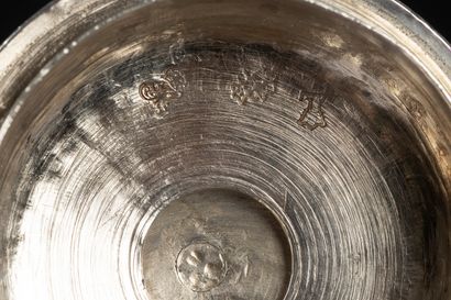 Petite chocolatière balustre tripode en argent...