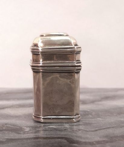 Petit pot à onguent de section rectangulaire...