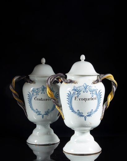 MIDI. Paire de vases couverts de forme balustre...