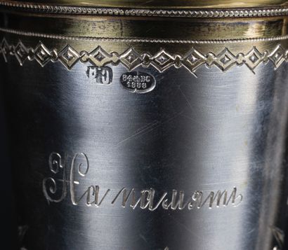 Paire de flûtes en argent guilloché et gravé...