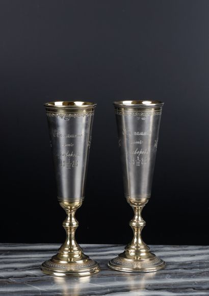 Paire de flûtes en argent guilloché et gravé...