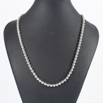 Collier rivière de diamants en or blanc orné...