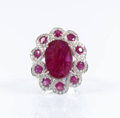 Importante bague en or blanc centrée d'un...