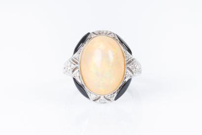 Bague style Art déco en or gris sertie d'une...