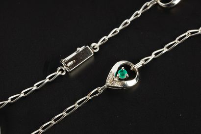 Bracelet chaînette en or gris, orné de trois...