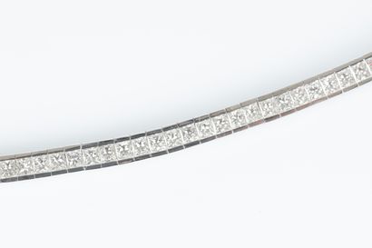 Collier ligne en or blanc serti de 195 diamants...