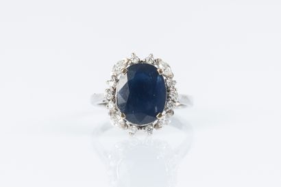 Bague en or blanc sertie d'un saphir ovale...