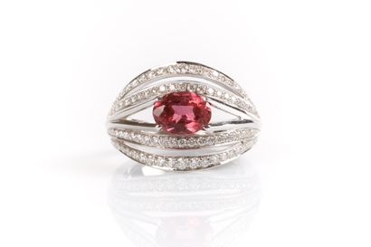 Bague en or blanc sertie d'une tourmaline...