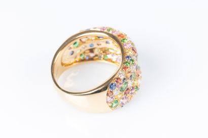 Bague en or pavé de diamants de saphirs multicolores....