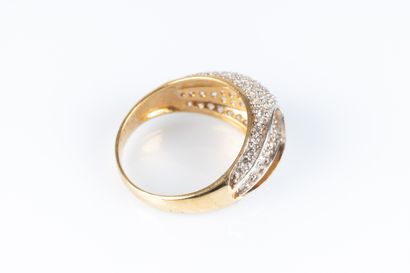 Bague jonc en or de deux tons sertie de diamants...