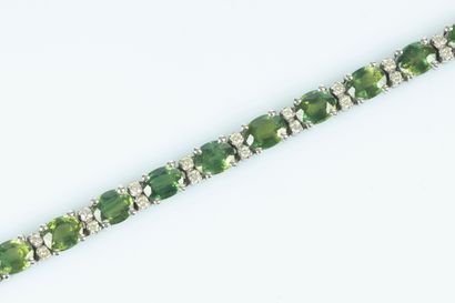 Collier rivière en or gris entièrement serti...