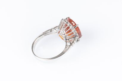 Bague en or gris sertie d'un grenat spessartite...