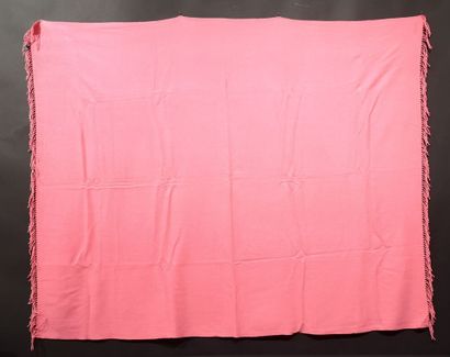 HERMES. Châle en cachemire rose. 180 x 150...