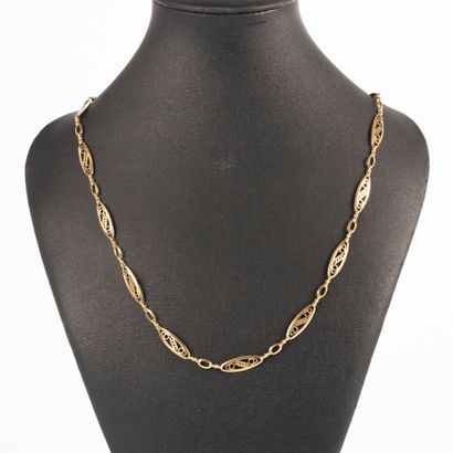 Collier en or à motifs filigranés et géométriques....