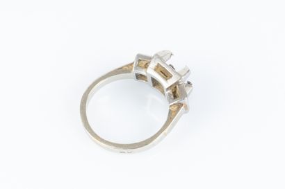 Monture de bague en or gris et platine sertie...