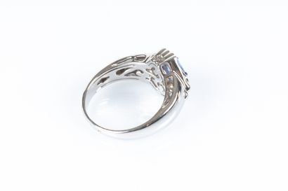Bague en or blanc octogonale sertie d'un...