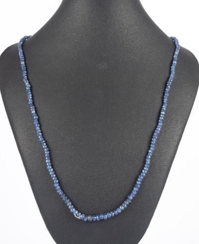 Collier chute en saphirs facettés pesant...