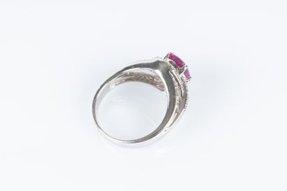 Bague en or blanc sertie de d'un rubis Birman...