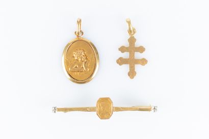 3 bijoux en or: 

- Médaille: Ange. Gravée...