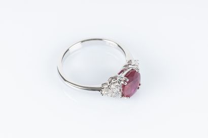 Bague en or blanc sertie d'un rubis ovale...