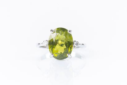 Bague en or gris sertie d'un péridot ovale...