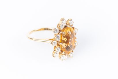 Bague en or sertie d'une citrine ovale pesant...
