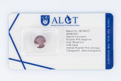 Saphir sous scellé avec son certificat mentionnant:...