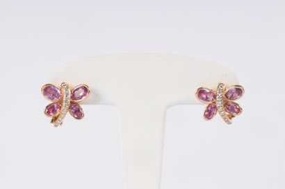 Paire de boucles d'oreilles en or rose papillons...