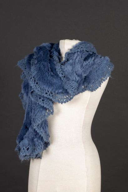 GERAD DAREL. Echarpe bleu en fourrure de...