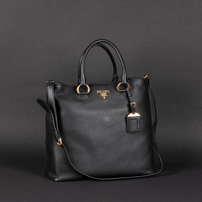 PRADA. Sac à main en cuir grainé noir modèle...