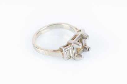 Monture de bague en or gris et platine sertie...