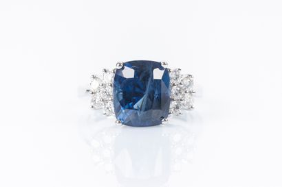 Bague en or gris sertie d'une saphir coussin...