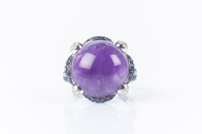 Bague en or gris sertie d'une améthystes...