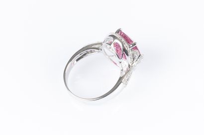 Bague en or gris sertie d'une rubellite rose...