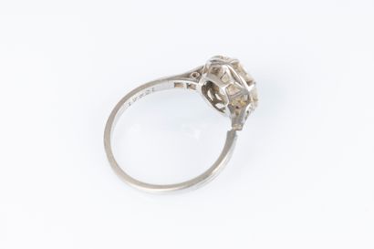 Bague solitaire en platine sertie d'un diamant...