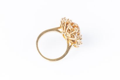 Bague en or sertie d'une citrine ovale pesant...