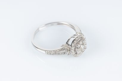 Bague en or blanc ornée d'un motif rond pavé...