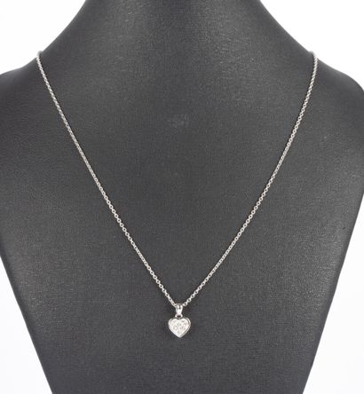 Pendentif coeur serti de 8 diamants princesses...