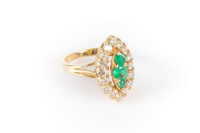 Bague en or de forme marquise centrée de...