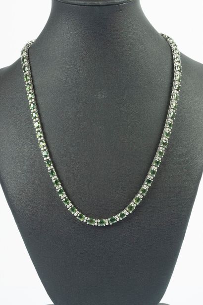 Collier rivière en or gris entièrement serti...