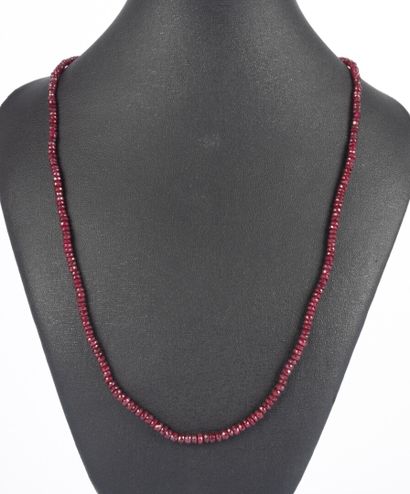 Collier en chute de rubis naturels pour env....