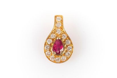 Pendentif en or serti d'un rubis goutte dans...