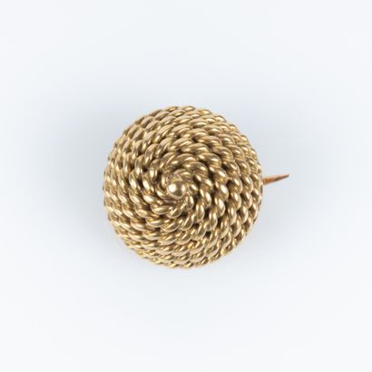 Petit broche ronde à motif tressé. Années...